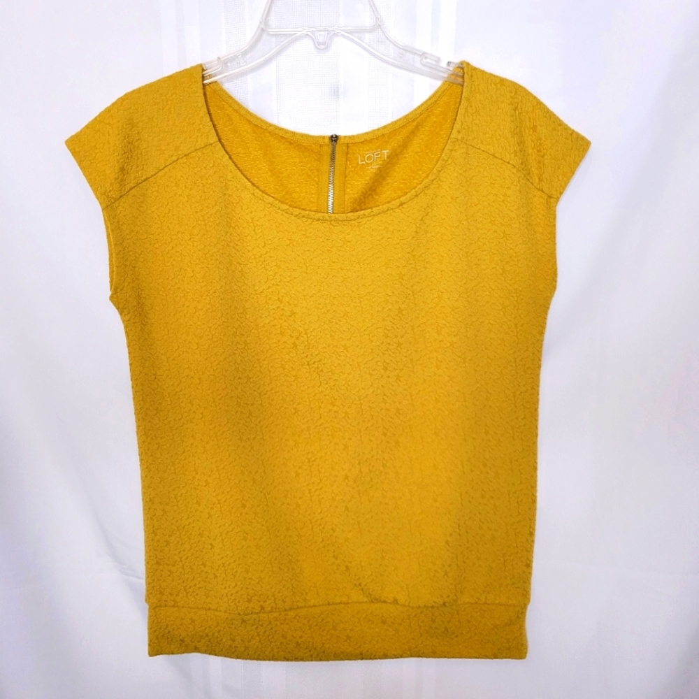 LOFT Textured Yellow Short Sleeved Top, Size Medium 💛